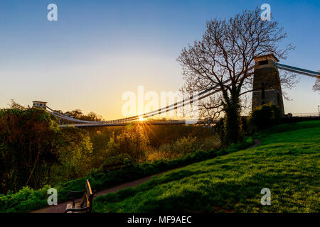 Ein Sonnenuntergang durch Isambard Kingdom Brunels Hängebrücke in Clifton, Bristol (Großbritannien) Stockfoto