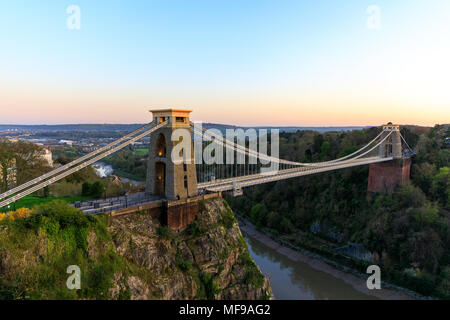 Blick über Bristol, wie die Sonne auf Isambard Kingdom Brunels Hängebrücke in Clifton, Bristol (Großbritannien) Stockfoto