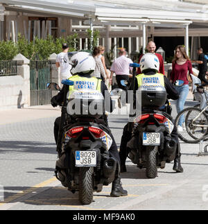 Port de Soller, Mallorca, Spanien, 2018. Lokale Polizisten mit Roller in der Innenstadt Stockfoto