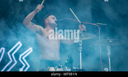 Slaves Smashing es am Sonntag Nachmittag auf der großen Bühne an der siegreichen Festival 2017 Stockfoto