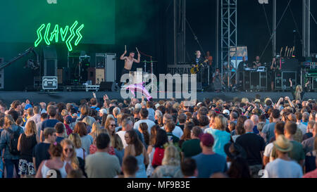 Slaves Smashing es am Sonntag Nachmittag auf der großen Bühne an der siegreichen Festival 2017 Stockfoto