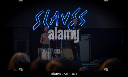 Slaves Smashing es am Sonntag Nachmittag auf der großen Bühne an der siegreichen Festival 2017 Stockfoto