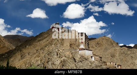 Blick auf den wunderschön Leh Palast im Leh in Ladakh, Jammu und Kaschmir. Diese Region ist ein Zweck der Motorrad Expeditionen von Indien organisiert Stockfoto