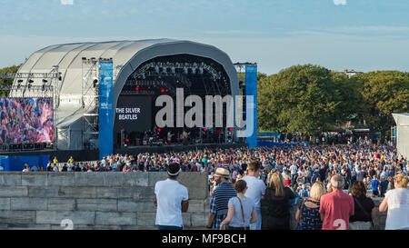 Festival gehen - ers bei siegreichen Festival 2017 einen Knall im schönen Wetter in Portsmouth, Hampshire Stockfoto