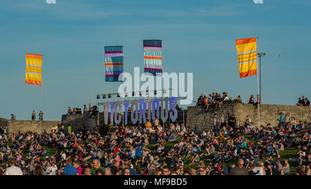 Festival gehen - ers bei siegreichen Festival 2017 einen Knall im schönen Wetter in Portsmouth, Hampshire Stockfoto