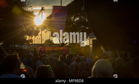 Festival gehen - ers bei siegreichen Festival 2017 einen Knall im schönen Wetter in Portsmouth, Hampshire Stockfoto