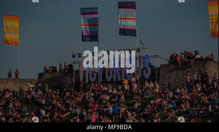 Festival gehen - ers bei siegreichen Festival 2017 einen Knall im schönen Wetter in Portsmouth, Hampshire Stockfoto