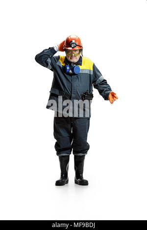 Das Studio shot der älteren bärtigen Mann bergmann an der Kamera auf einem weißen Hintergrund. Stockfoto