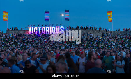 Festival gehen - ers bei siegreichen Festival 2017 einen Knall im schönen Wetter in Portsmouth, Hampshire Stockfoto