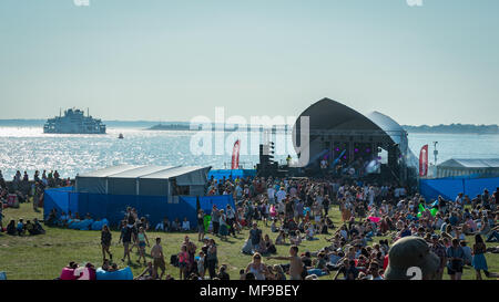 Festival gehen - ers bei siegreichen Festival 2017 einen Knall im schönen Wetter in Portsmouth, Hampshire Stockfoto