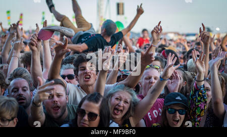 Festival gehen - ers bei siegreichen Festival 2017 einen Knall im schönen Wetter in Portsmouth, Hampshire Stockfoto