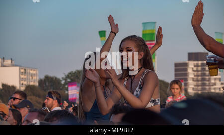 Festival gehen - ers bei siegreichen Festival 2017 einen Knall im schönen Wetter in Portsmouth, Hampshire Stockfoto