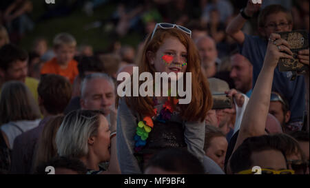 Festival gehen - ers bei siegreichen Festival 2017 einen Knall im schönen Wetter in Portsmouth, Hampshire Stockfoto