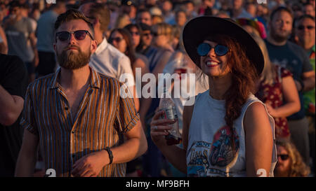 Festival gehen - ers bei siegreichen Festival 2017 einen Knall im schönen Wetter in Portsmouth, Hampshire Stockfoto