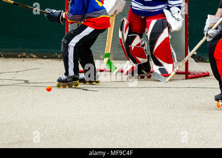 Hockey Spieler jagt vor dem Ziel Stockfoto