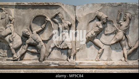 London. England. British Museum, Relief aus dem Mausoleum von Halikarnassos (Halikarnassos oder Grabmal des Mausolos), Abschnitt aus dem Amazonas Fries, einze Stockfoto