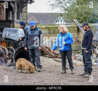 Great Budworth, UK. 11. April 2018. Regisseur Craig Viveiros und Hund Trainer Vorbereitung einer Szene auf dem Set in der neuen BBC-Drama 'Krieg Der W zu schießen Stockfoto