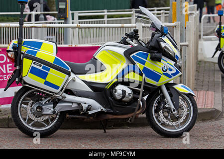 Britische Polizei BMW Motorrad abstellen. Stockfoto