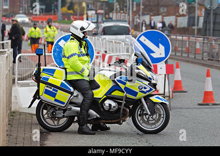 Britische Polizisten auf seinem Motorrad BMW Motorrad an der Grand National Meeting in Liverpool 2018 Stockfoto