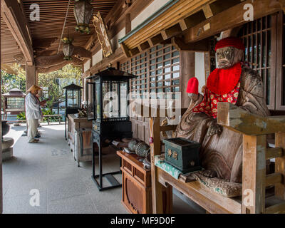 Henro Pilger beten und Binzuru Sonja, japanischen Gott der Heilkunst, Kanjizaiji, Shikoku, Japan Stockfoto