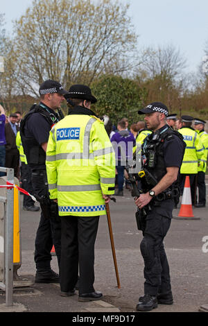 Schwer bewaffnete Britische Polizisten an der Aintree Grand National Meeting in 2018 Stockfoto