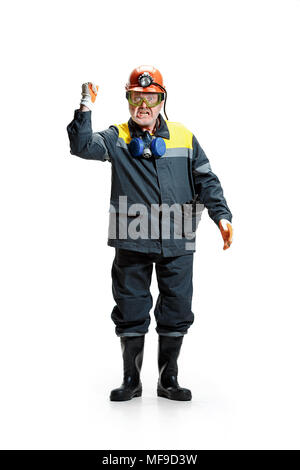 Das Studio shot der älteren bärtigen Mann bergmann an der Kamera auf einem weißen Hintergrund. Stockfoto