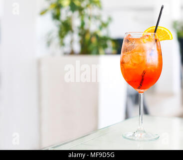 Orange Alkohol Cocktail mit Stroh auf weißen Tisch Stockfoto