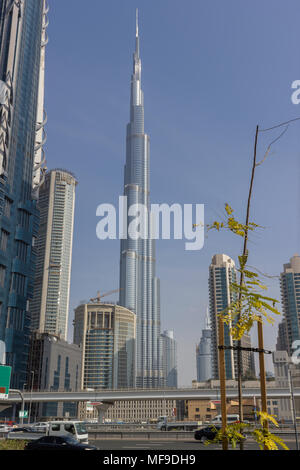 Skyline von Dubai mit schönen Stadt in der Nähe der verkehrsreichsten Autobahn auf den Verkehr Stockfoto