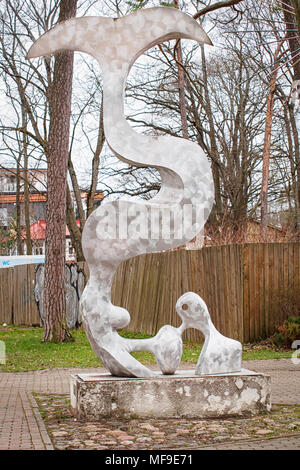 JURMALA, Lettland - 18 April 2018: Meerjungfrau und Schwimmer Statue von Olga Shilova Stockfoto