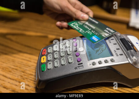Thessaloniki, Griechenland - 19. Januar 2018: Nahaufnahme von American Express Kreditkarte kaufen und verkaufen, Produkte & Service auf der EDC-Maschine. Stockfoto