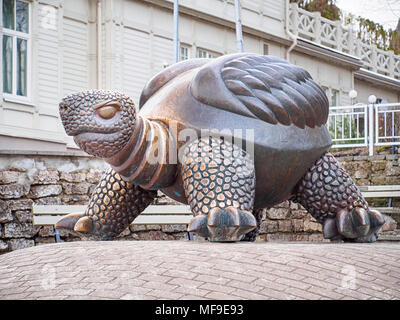 JURMALA, Lettland - 18 April 2018: Skulptur 'Brunurupucis" ("Schildkröte") von Janis Barda Stockfoto