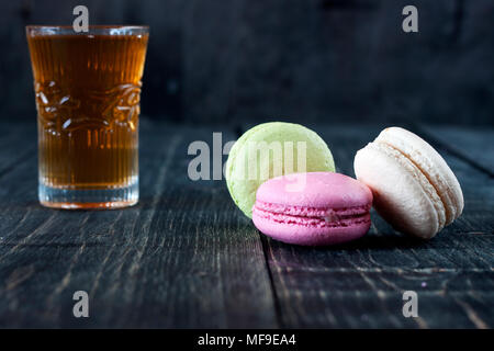 Bunte leckere Makronen in Folge Stockfoto