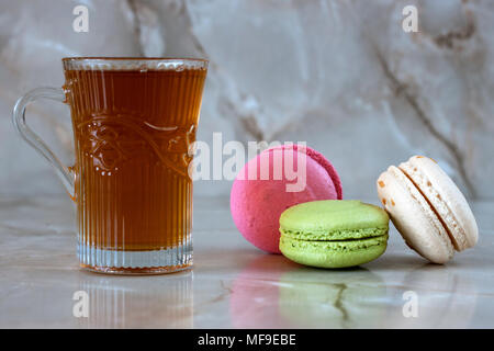 Bunte leckere Makronen in Folge Stockfoto
