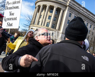 Ein wütender Demonstrant stellt einen einsamen Pro leben Unterstützer während der März für unser Leben Kundgebung gegen Waffengewalt am 24. März 2018 in Washington, DC. Stockfoto