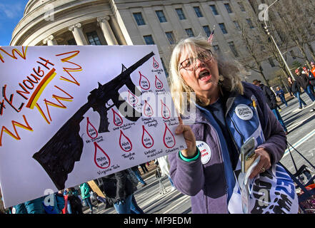 Ein wütender Demonstrant stellt einen einsamen Pro leben Unterstützer während der März für unser Leben Kundgebung gegen Waffengewalt am 24. März 2018 in Washington, DC. Stockfoto