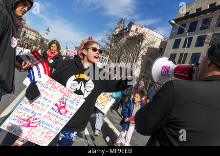 Ein wütender Demonstrant stellt einen einsamen Pro leben Unterstützer während der März für unser Leben Kundgebung gegen Waffengewalt am 24. März 2018 in Washington, DC. Stockfoto