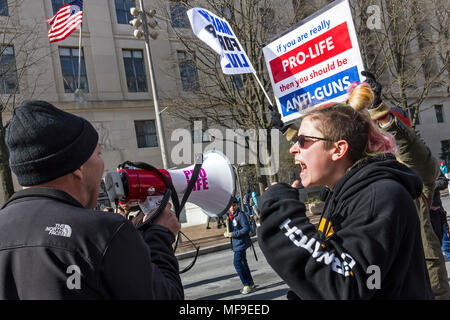 Ein wütender Demonstrant stellt einen einsamen Pro leben Unterstützer während der März für unser Leben Kundgebung gegen Waffengewalt am 24. März 2018 in Washington, DC. Stockfoto