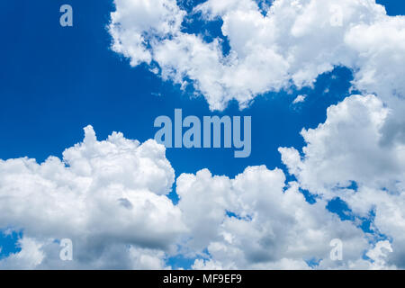 Cumulus Wolken im blauen Himmel. Cloudscape. Natürliche Zusammenfassung Hintergrund. Stockfoto