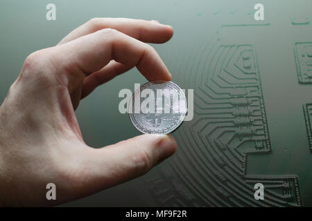 Geschäftsmann hand mit glühenden bitcoin Zeichen auf den Hintergrund. Doppelte Belichtung Stockfoto