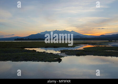 Mount Rinjani dawn Licht noch Wasser refected in Lombok Indonesien Stockfoto