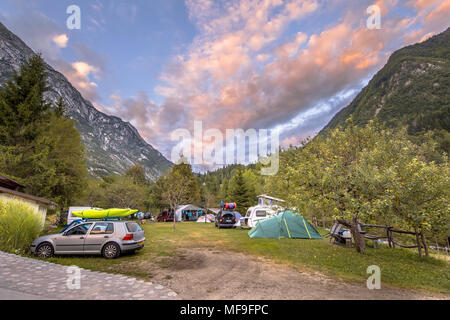 BOVEC, Slowenien, 7. AUGUST 2017: Campingplatz bei Sonnenuntergang im Triglav Nationalpark in den Julischen Alpen Sloweniens, Europa Stockfoto