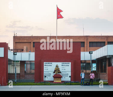 KATHMANDU, Nepal - ca. April 2017: Schild am internationalen Flughafen Tribhuvan Willkommen. Stockfoto