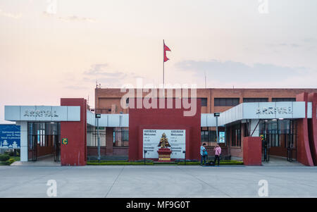 KATHMANDU, Nepal - ca. April 2017: Schild am internationalen Flughafen Tribhuvan Willkommen. Stockfoto