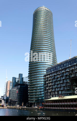 Die Arena Tower, (früher als Baltimore Turm bekannt) am Rand der Inneren Millwall Dock, Isle of Dogs, London Stockfoto