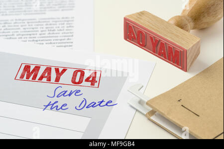 Ein Roter Stempel auf ein Dokument - Mai 04 Stockfoto
