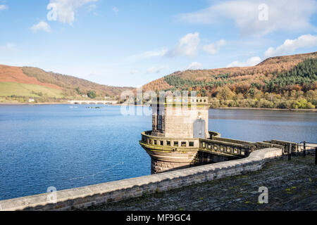 Ein Unentschieden aus Turm bei Ladybower Reservoir, Derbyshire, Peak District, England, Großbritannien Stockfoto