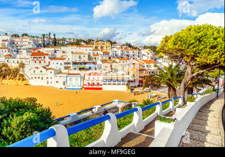 Treppe von Klippen, die zu Sandstrand von weißen Architektur von Carvoeiro, Algarve, Portugal umgeben Stockfoto