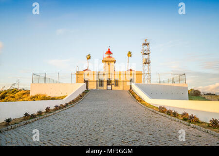 Leuchtturm bei Sonnenuntergang auf der Ponta da Piedade in Lagos, Algarve, Portugal Stockfoto