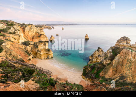 Schöne Camilo Strand mit Klippen und Bögen in den Morgen, Lagos, Algarve, Portugal Stockfoto