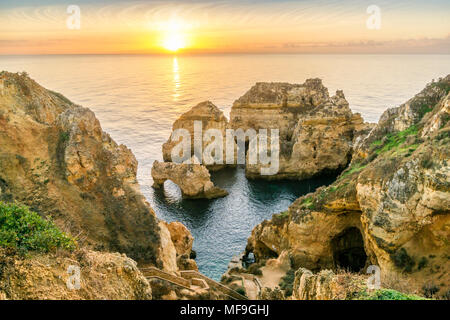 Atemberaubende Klippen und Bögen in Ponta da Piedade am frühen Morgen, Lagos, Algarve, Portugal Stockfoto